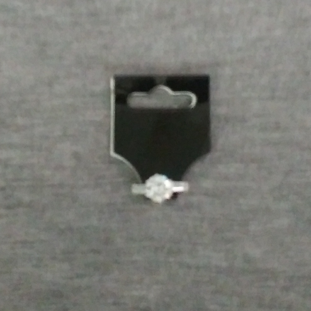 Size 8 Cz ring w/ small crystals around larger Cz.